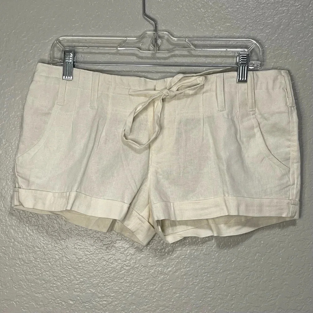 Body Central Women’s 100% Linen White Cuffed Shorts Size Medium - Picture 1 of 5
